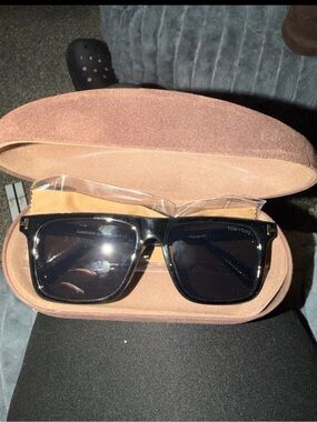 Tom Ford Men's Black Sunglasses in Brown Case